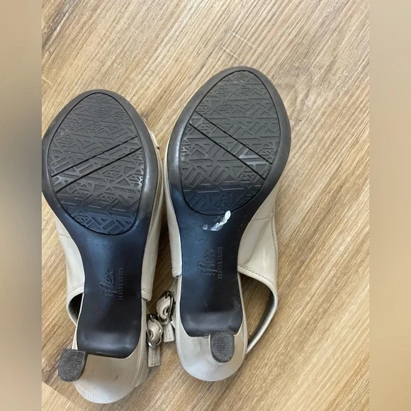 ❤️❤️Anne Klein Light Creamy Beige Lion Logo Strapped High Heels - Picture 5 of 6